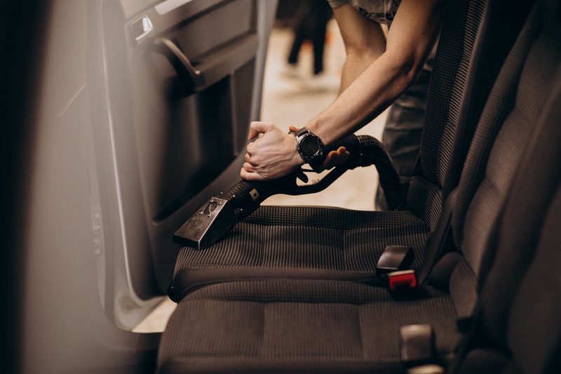 Aspiration d’un siège de voiture avec un embout adapté