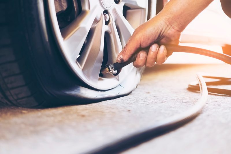 Gonflage d’un pneu de voiture au compresseur