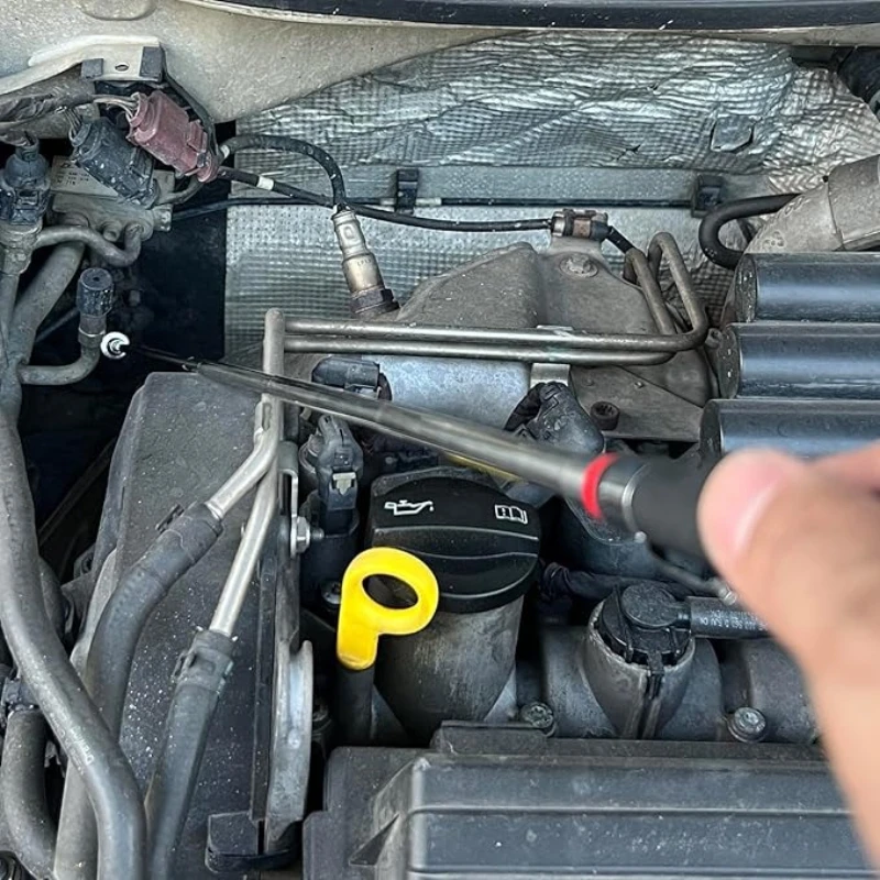 Utilisation Stylo Magnétique Moteur – AutOutilShop Stylo magnétique télescopique utilisé pour vérifier le niveau d'huile dans un moteur