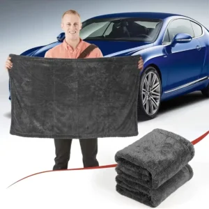 Grande serviette microfibre auto 60x90 cm pliée et dépliée, tenue devant une voiture