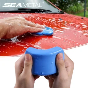 Barre d'argile SEAMETAL 100 g utilisée pour décontaminer la peinture d'une carrosserie rouge