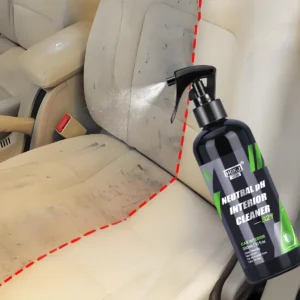 Spray nettoyant intérieur HGKJ S21 pH neutre utilisé sur une banquette en cuir tachée